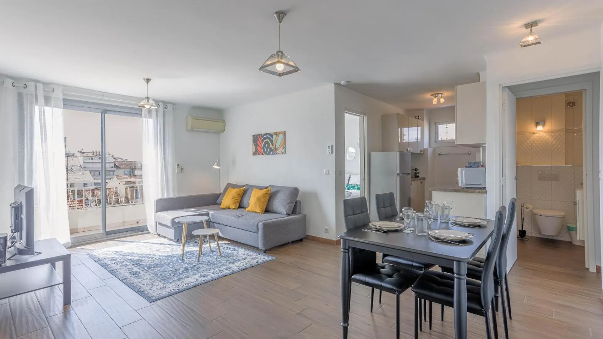 Apartment Diplomate - 2 Chambres, 15Mn Du Palais, Charmant, Balcon, Clim Cannes France